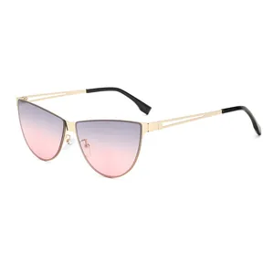 Lunettes de soleil œil de chat pour femmes avec monture dorée et verres dégradés violets