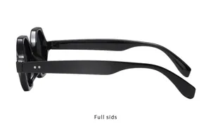 Vue latérale de lunettes de soleil noires avec rivets argentés et branches épaisses