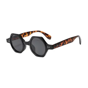 Lunettes de soleil hexagonales noires à branches écaille de tortue et rivets