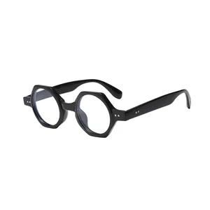 Lunettes de soleil hexagonales noires avec monture épaisse et rivets métalliques