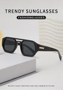 Details einer quadratischen Pilotensonnenbrille mit Doppelsteg und Goldakzenten