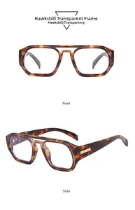 Detailansicht der Brille mit Schildpatt-Doppelsteg und goldenen Akzenten am Bügel