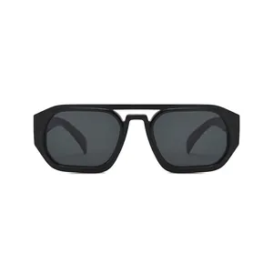 Klassische Pilotenbrille im quadratischen Stil mit schwarzem Rahmen und Gläsern
