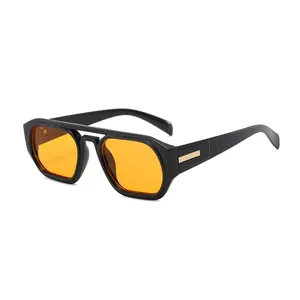 Klassische Pilotenbrille in Schwarz mit orangefarbenen Gläsern in der 45-Grad-Ansicht