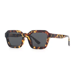 Retro quadratische Sonnenbrille mit Schildpattmuster und dunkelgrauen Gläsern