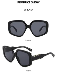 Vue détaillée de lunettes de soleil carrées noires avec vues de face et de profil et décor doré