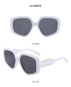 Vues de face et de profil de lunettes de soleil carrées blanches à rivets dorés