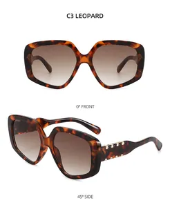 Détails de lunettes carrées léopard avec accents en métal doré et verres dégradés