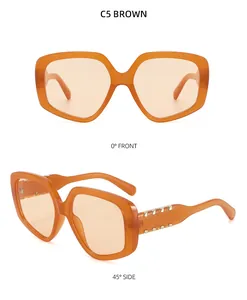 Vues détaillées de lunettes de soleil marron avec maillons décoratifs en métal doré