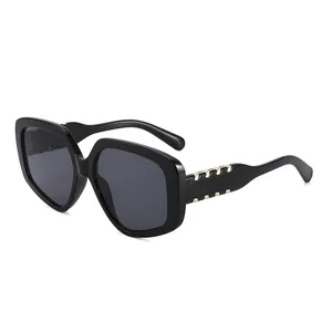 Lunettes de Soleil Carrées Surdimensionnées pour Femmes Mode Rétro Monture PC Protection UV400 Décoration Métal Voyages Extérieur