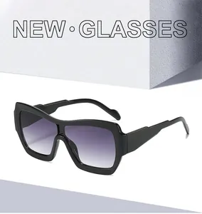 Vue macro de montures noires carrées avec verres dégradés violets pour un style Y2K