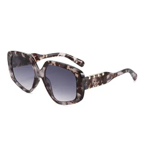 Lunettes de soleil carrées écaille avec verres dégradés violets et détails dorés