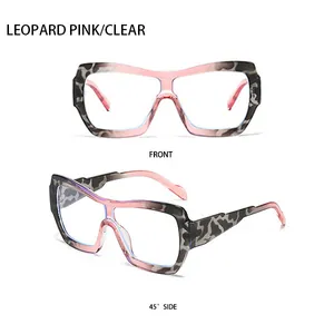 Vues de face et de côté de lunettes géométriques oversize léopard rose à verres clairs