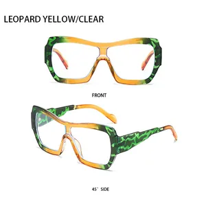 Vues détaillées de face et de côté de lunettes de soleil tendance léopard jaune à verres clairs