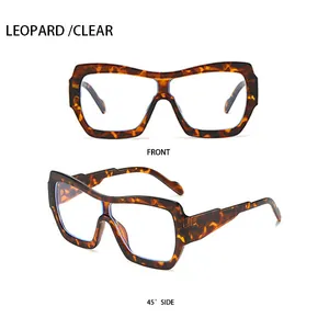 Vue de face et de profil de grandes lunettes carrées léopard avec verres transparents