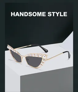 Détail de lunettes de soleil œil-de-chat dorées avec incrustation de perles élégantes