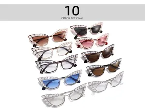 Grille détaillée de lunettes de soleil œil-de-chat avec cadres en métal perlé chic