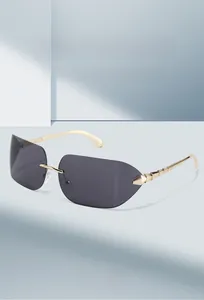 Détail de lunettes de soleil sans monture avec branches en métal doré et verres gris