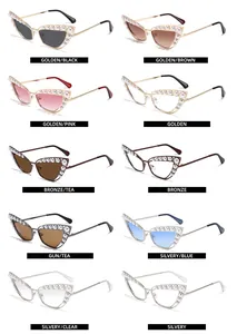 Vue détaillée de lunettes de soleil œil-de-chat en métal avec perles et verres variés