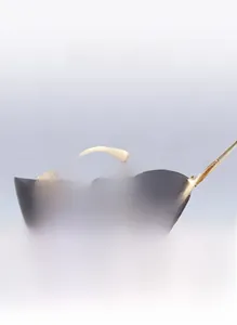 Détail de lunettes de soleil sans monture avec branches dorées et poids léger de 36g