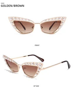 Détail de lunettes de soleil œil-de-chat avec monture en métal doré et perles blanches
