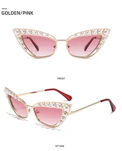 Détail de lunettes de soleil œil-de-chat roses avec monture dorée et perles