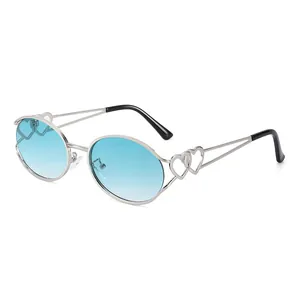 Ovale Sonnenbrille mit blauem Farbverlauf und silbernem Metallgestell mit Herz-Detail