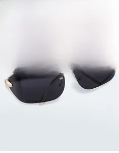 Vue détaillée de lunettes de soleil sans monture avec branches dorées en forme de serpent