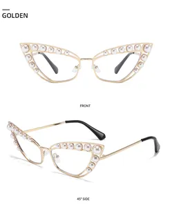 Vue de face et de profil de lunettes de soleil œil-de-chat dorées avec perles blanches