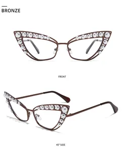 Détails de lunettes œil-de-chat en métal bronze ornées de perles blanches élégantes