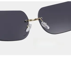 Détail des plaquettes de nez en silicone et du pont doré des lunettes de soleil sans monture