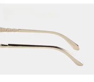 Vue macro des branches de lunettes en métal doré champagne au design ergonomique