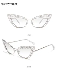 Vue détaillée des lunettes de soleil œil-de-chat en métal argenté ornées de perles