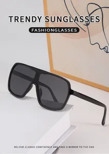 Vue détaillée de lunettes de soleil tendance à large monture noire avec verre monobloc