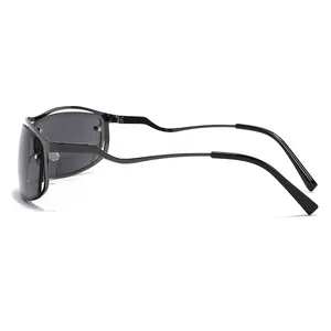 Lunettes de soleil carrées en métal avec monture gris fusil et branches ondulées