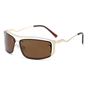 Lunettes de soleil carrées dorées avec verres bruns et branches métalliques ondulées