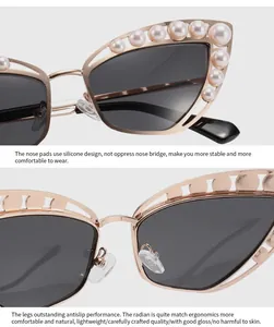 Vue détaillée de lunettes de soleil œil de chat dorées avec des perles incrustées