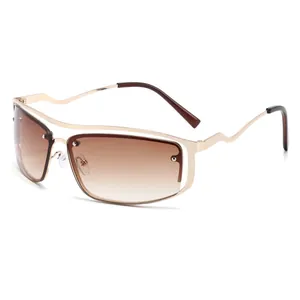 Lunettes de soleil Y2K carrées en métal avec monture dorée ondulée et verres dégradés bruns
