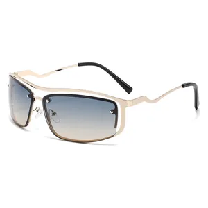 Lunettes de soleil carrées en métal avec branches dorées ondulées et verres dégradés