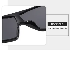 Détail de la plaquette nasale ergonomique sur lunettes de soleil noires surdimensionnées