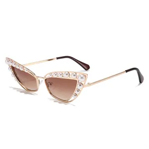 Lunettes de soleil œil de chat en métal pour femmes avec perles blanches et verres dégradés