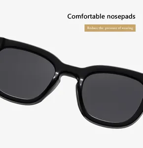 Detail van comfortabele neuspads op zwarte vierkante zonnebril voor extra draaggemak