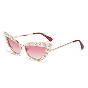 Lunettes de soleil œil de chat en métal avec perles et verres dégradés roses
