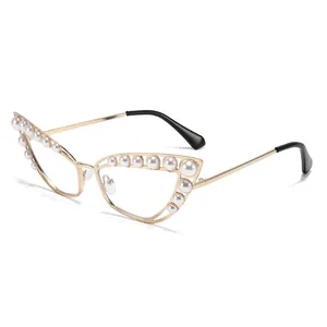 Lunettes de soleil œil-de-chat en métal avec perles blanches et monture dorée, vue de profil