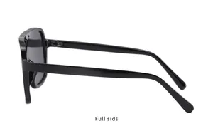 Vue latérale de lunettes de soleil carrées noires avec monture brillante et verres teintés
