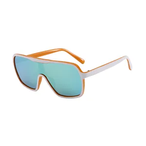 Lunettes de soleil oversize avec monture blanche, branches orange et verres verts miroir
