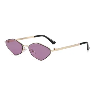 Lunettes de soleil polygonales en métal doré avec verres violets sous un angle de 45°