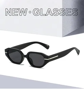 Détail de lunettes de soleil géométriques noires avec monture épaisse et accents argentés