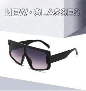 Detailansicht der schwarzen quadratischen Sonnenbrille mit lila Verlaufsgläsern