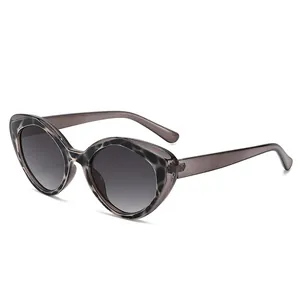 Gafas de sol retro cat-eye para mujer en gris carey con lentes de degradado oscuro